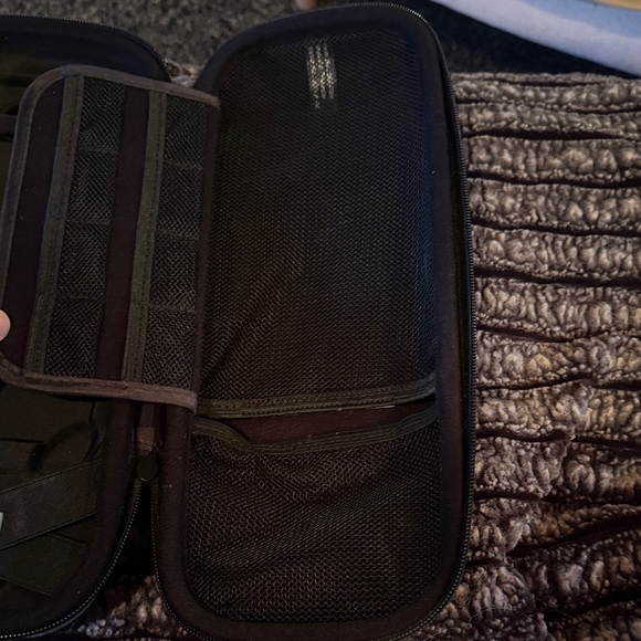 Nintendo Switch Gray Hard Shell Case - Picture 5 of 5